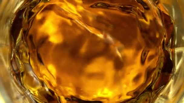 超スローモーション詳細1000 Fpsでガラスの中で黄金のアルコール液の渦巻きのショット 4Kで高速シネマカメラで撮影 — ストック動画