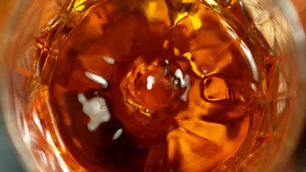 Super Slow Motion Detail Shot Drop Falling Glas Mit Whiskey — Stockvideo