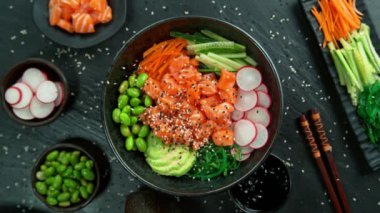Susam tohumlarının Süper Yavaş Çekimi, 1000fps 'de Somon Poke Bowl' a düşüyor. 4K 'da Yüksek Hız Sinema Kamerası ile çekildi..