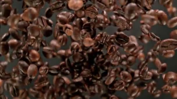 Super Slow Motion Skott Kaffebönor Explosion Mot Kameran Med Kamerarotation — Stockvideo