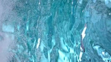 Dalgalanan Mavi Su 'nun Süper Yavaş Çekimi, 1000fps' te Küçük Baloncuklarla. 4K 'da Yüksek Hız Sinema Kamerası ile çekildi..