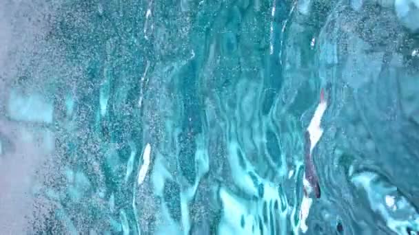 Super Zeitlupenaufnahme Von Plätscherndem Blauem Wasser Mit Kleinen Blasen Bei — Stockvideo