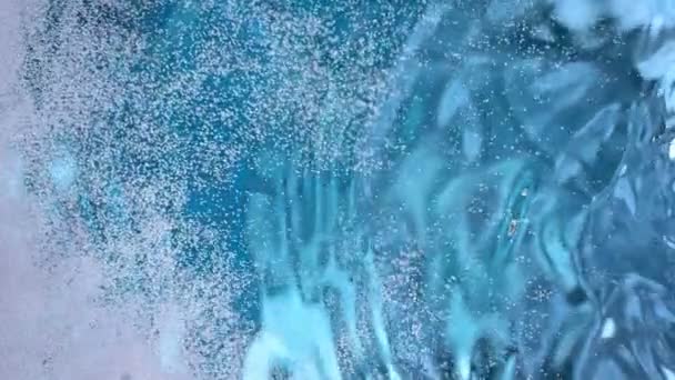 Super Zeitlupenaufnahme Von Plätscherndem Blauem Wasser Mit Kleinen Blasen Bei — Stockvideo