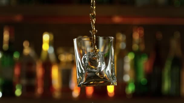 Super Slow Motion Shot Wlewania Whisky Latającego Szkła Kostką Lodu — Wideo stockowe
