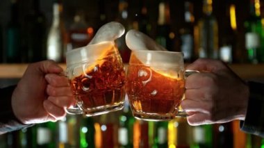 Barda 1600 metrede Süper Yavaş Çekim Bira Kadehleri Amigoluğu. Yüksek Hız Sinema Kamerası, 4K.