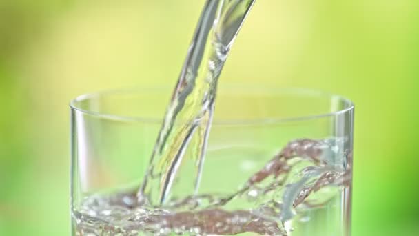 Super Slow Motion Detail Shot Pouring Pure Water Glass Πράσινο — Αρχείο Βίντεο