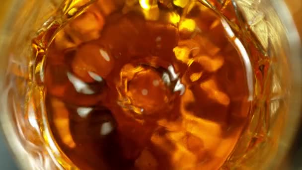 Szuper Lassú Mozgású Részlet Csepegtető Üvegbe Zuhan Arany Alkohol Folyadékkal — Stock videók