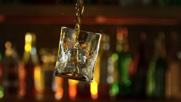 Super Slow Motion Shot Verter Whisky Vaso Volador Con Cubo — Vídeo de stock