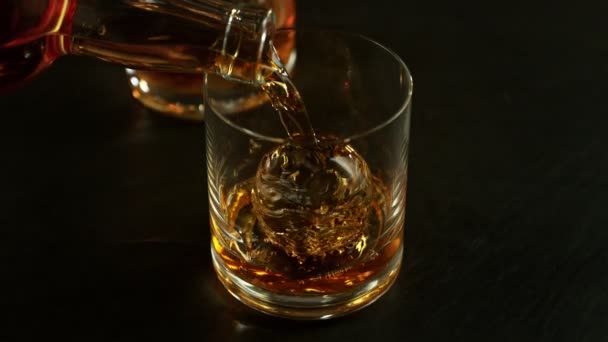 Super Zeitlupenaufnahme Des Einfüllens Von Whiskey Glas Mit Eiskugel Bei — Stockvideo