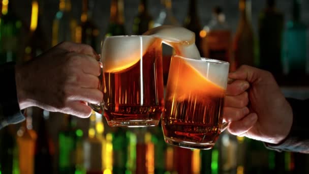 Super Slow Motion Shot Beer Glasses Cheering Bar 1000Fps Filmed — Stockvideo