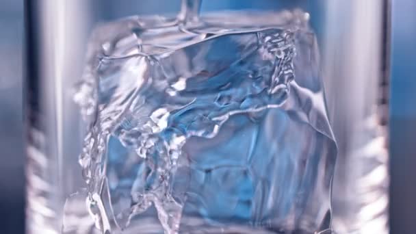 Super Slow Motion Detail Shot Pouring Vodka Vidro Com Gelo — Vídeo de Stock