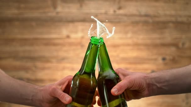 Super Slow Motion Shot Beer Bottles Cheering Splashing Prędkością 1000 — Wideo stockowe