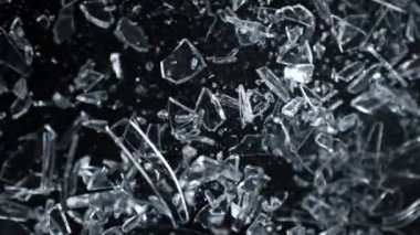 Kameraya doğru uçan cam kırıklarının Süper Yavaş Çekimi 1000fps derinlikte izole edildi. Yüksek hızlı sinema kamerasıyla çekildi, 4K.