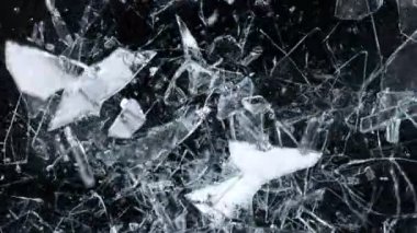 Çok Yavaş Düşen ve Kırılan Cam Kırıkları 'nın Süper Yavaş Çekimi... -... 1000fps' te karada izole edildi. Yüksek hızlı sinema kamerasıyla çekildi, 4K.
