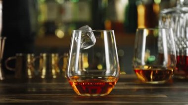 Buz Küpü 'nün Süper Yavaş Çekimi, Kamera Hareketi' yle birlikte 300 fps 'te Alkolle Bardağa Düşüyor. Yüksek Hız Sinema Kamerası, 4K,