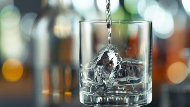 Super Slow Motion Detail Shot Pouring Transparent Alcohol Liquid Ποτήρι — Αρχείο Βίντεο