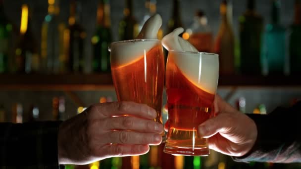 Super Slow Motion Shot Beer Glasses Cheering Bar 1000Fps Filmed — Stock Video