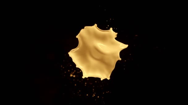Super Slow Motion Shot Yellow Milky Splash Voando Para Câmera — Vídeo de Stock
