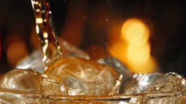 Buz küpleri üzerine taze Cola Lemonade 'nin Süper Yavaş Çekimi, 300 fps' de. Yüksek Hız Sinema Kamerası, 4k.