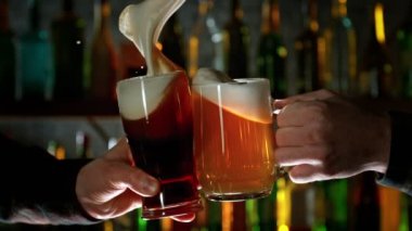 Bar 'da 1000fps' de Süper Yavaş Çekim ve Hafif Bira Amigoluğu. Yüksek Hız Sinema Kamerası, 4K.
