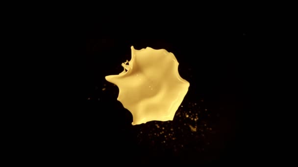 Super Slow Motion Shot Yellow Milky Splash Flying Camera Geïsoleerd — Stockvideo