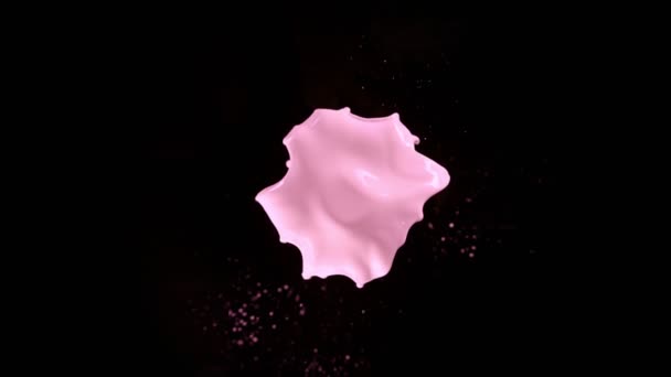 Super Slow Motion Scatto Pink Milky Splash Volare Verso Fotocamera — Video Stock