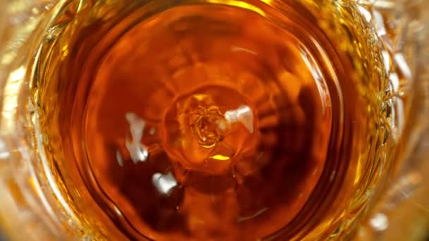 Super Slow Motion Detail Shot Drop Falling Glass Ουίσκι Στα — Αρχείο Βίντεο