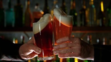 Bar 'da 1000fps' de Süper Yavaş Çekim ve Hafif Bira Amigoluğu. Yüksek Hız Sinema Kamerası, 4K.