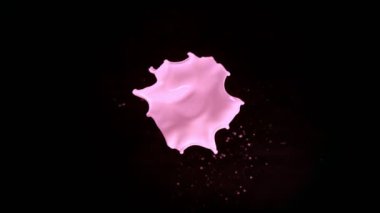 Pembe Süt Sıçrayan Pembe Süt 'ün Süper Yavaş Çekimi Siyaha Doğru Yüzen Kamera' nın 1000fps 'te izole edilmiş hali. Yüksek Hız Sinema Kamerası, 4k.