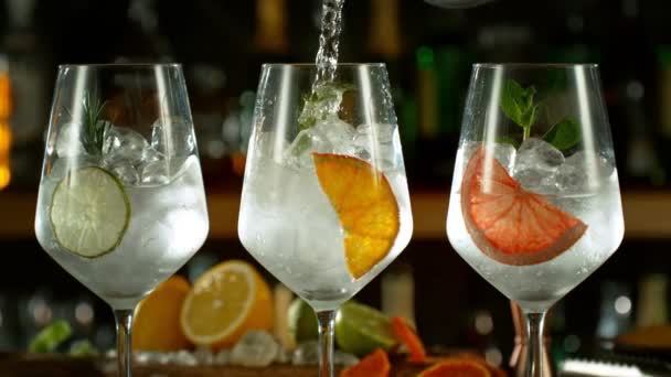 Super Ralenti Prise Vue Verser Gin Tonique Dans Longues Lunettes — Video