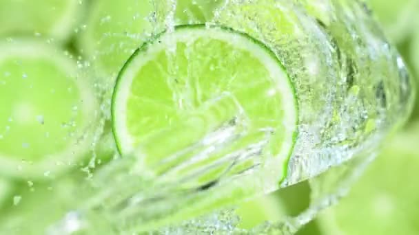 Super Slow Motion Shot Splashing Water Rotating Lime Slice 1000Fps — Wideo stockowe