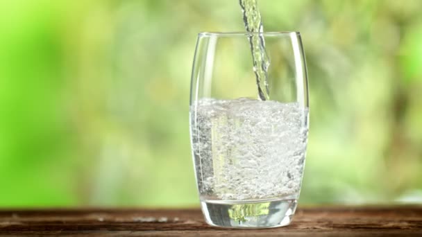 Super Slow Motion Skott Hälla Gnistrande Vatten Glas Grön Naturlig — Stockvideo