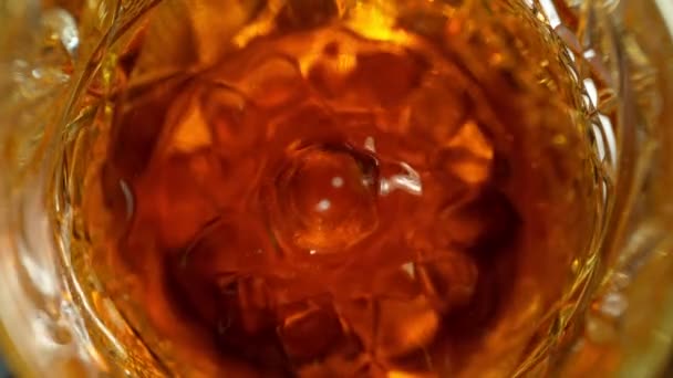 Super Slow Motion Detailaufnahme Eines Tropfens Der Mit Goldenem Alkohol — Stockvideo