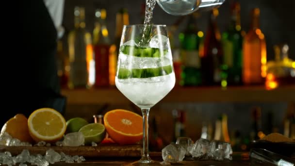 Super Slow Motion Shot Pouring Gin Tonic Long Glass Aparatem — Wideo stockowe