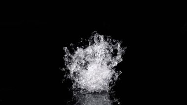 Black on Black 'ten izole edilmiş haldeki Gerçek Su Sıçrama Patlamasının Süper Yavaş Çekimi 1000fps. 4K 'da yüksek hızlı sinema kamerası ile çekildi...