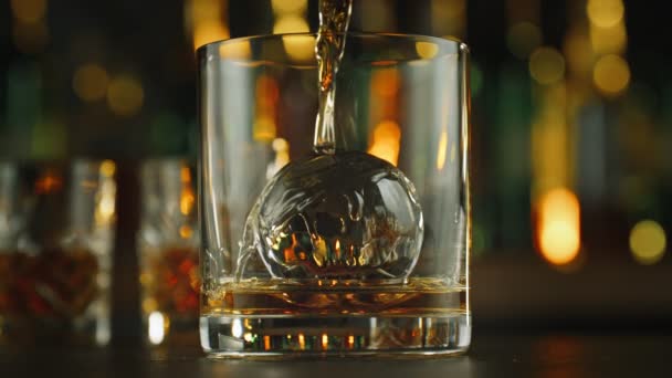 Super Slow Motion Shot Verser Whisky Dans Verre Avec Sphère — Video