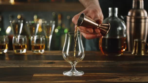 Super Slow Motion Shot Louring Rum Glass Bar Při 1000Fps — Stock video