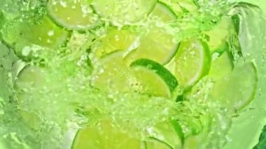 Limonata Whirl 'e 1000 fps hızla düşen taze limon dilimlerinin Süper Yavaş Çekimi. 4K 'da Yüksek Hız Sinema Kamerası ile çekildi..