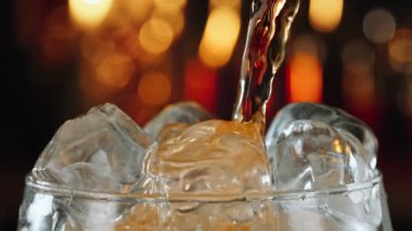 Buz küpleri üzerine taze Cola Lemonade 'nin Süper Yavaş Çekimi, 300 fps' de. Yüksek Hız Sinema Kamerası, 4k.