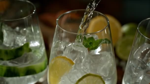 Super Ralenti Prise Vue Verser Gin Tonique Dans Longues Lunettes — Video