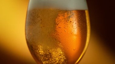 Süper Yavaş Hareket Detaylı Fizzing Fresh Birası 'nın 1000fps' te çekilmesi. 4K 'da Yüksek Hız Sinema Kamerası ile çekildi.