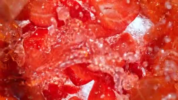 超级慢镜头新鲜草莓掉进柠檬水漩涡1000 Fps 用4K高速电影摄影机拍摄 — 图库视频影像