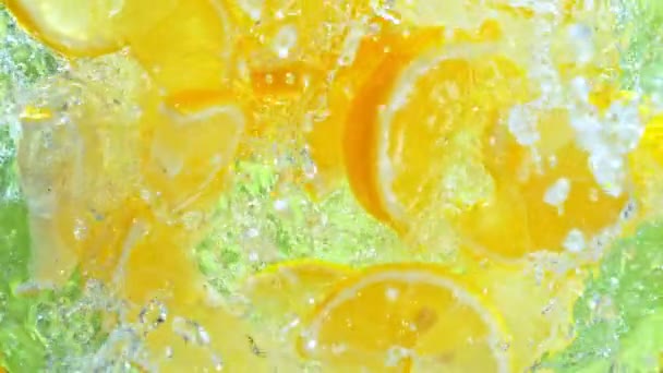 Super Slow Motion Shot Fresh Lemon Szeletek Zuhanó Víz Whirl — Stock videók