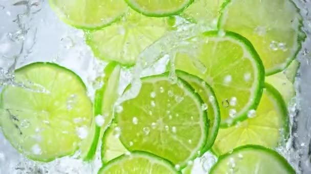 Super Slow Motion Shot Fresh Lime Slices Πέφτει Water Whirl — Αρχείο Βίντεο