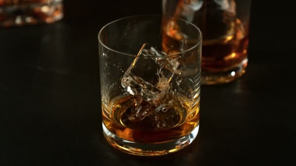 Super Slow Motion Shot Ice Cube Falling Glass Alcohol 1000Fps — Vídeo de stock