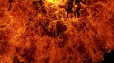 Çok Yavaş Çekilen Ateş Arkaplanı, 1000fps 'de siyahta izole edildi. Yüksek Hız Sinema Kamerası, 4K.