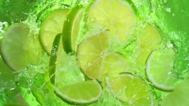 Limonata Whirl 'e 1000 fps hızla düşen taze limon dilimlerinin Süper Yavaş Çekimi. 4K 'da Yüksek Hız Sinema Kamerası ile çekildi..