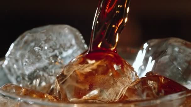 Super Slow Motion Shot Pouring Fresh Cola Lemonade Ice Cubes — Vídeos de Stock