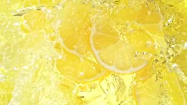 Super Slow Motion Shot Fresh Lemon Slices Falling Water Whirl — Vídeo de Stock