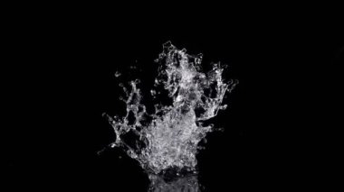 Black on Black 'ten izole edilmiş haldeki Gerçek Su Sıçrama Patlamasının Süper Yavaş Çekimi 1000fps. 4K 'da yüksek hızlı sinema kamerası ile çekildi...